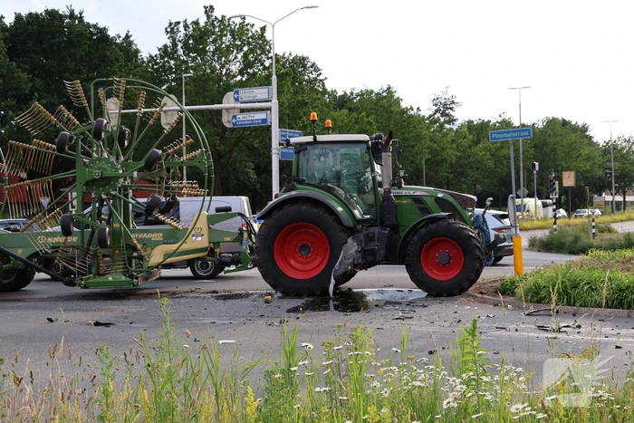 Verkeersongeval met bestelbus en trekker