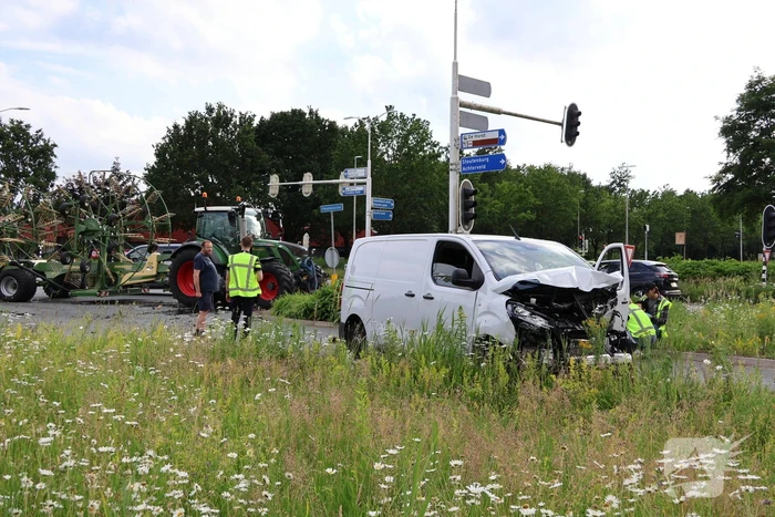 Verkeersongeval met bestelbus en trekker