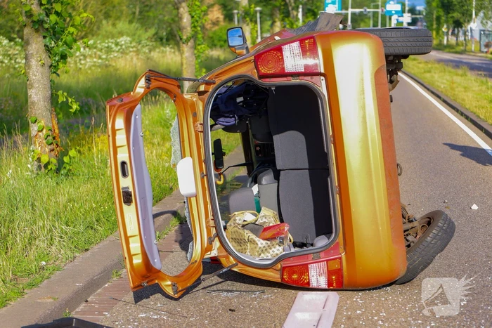 Auto kantelt na eenzijdig ongeval