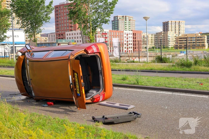Auto kantelt na eenzijdig ongeval