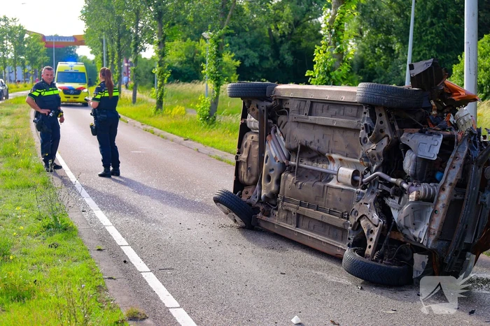Auto kantelt na eenzijdig ongeval