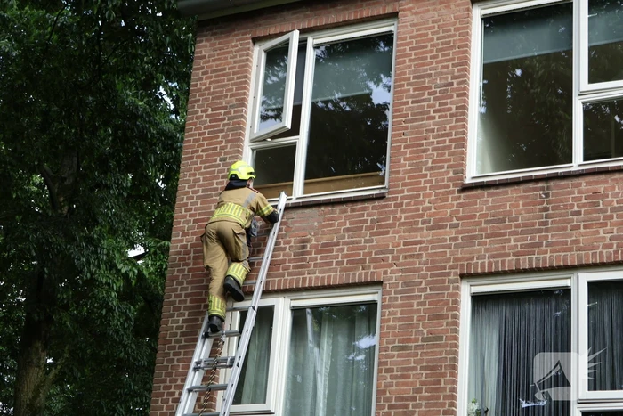Bewoner buitengesloten met oven aan