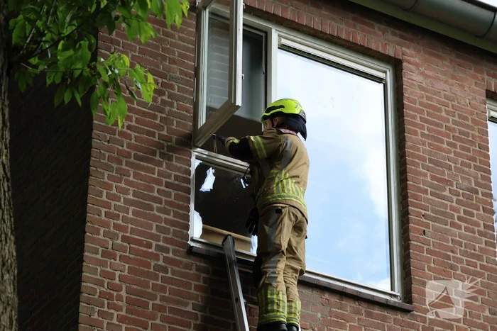 Bewoner buitengesloten met oven aan
