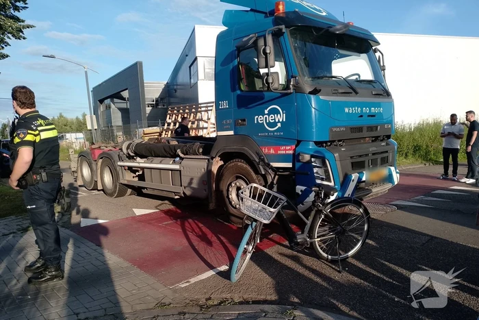 Fietser gewond bij aanrijding met vrachtwagen