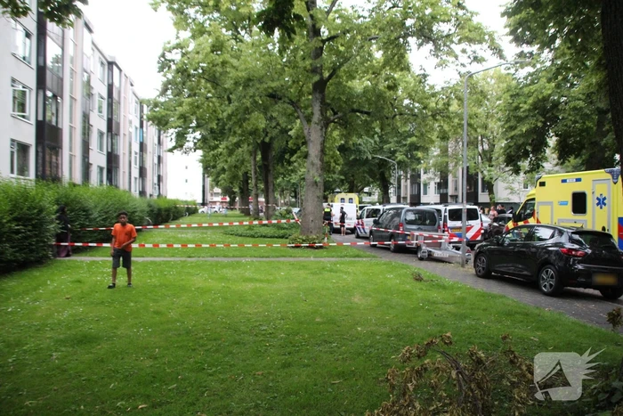 Kindje valt uit appartement en raakt gewond