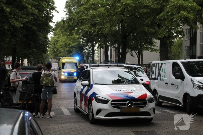 Kindje valt uit appartement en raakt gewond