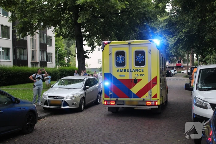 Kindje valt uit appartement en raakt gewond