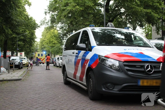 Kindje valt uit appartement en raakt gewond