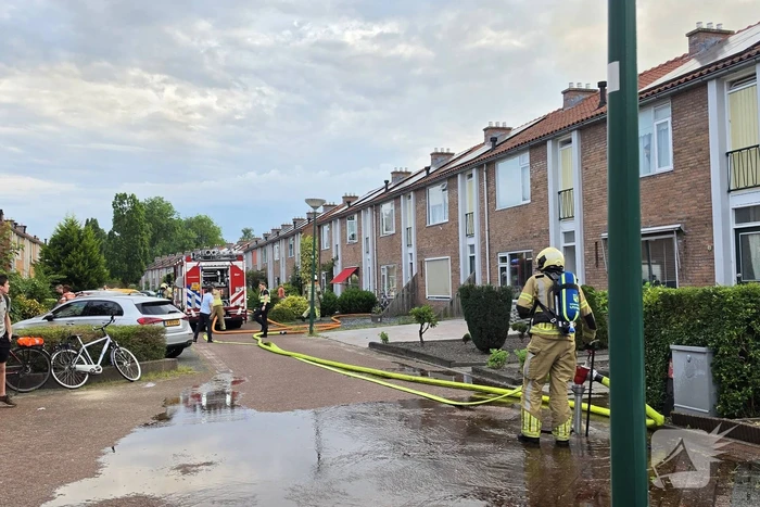 Flinke rookontwikkeling bij containerbrand achter woning