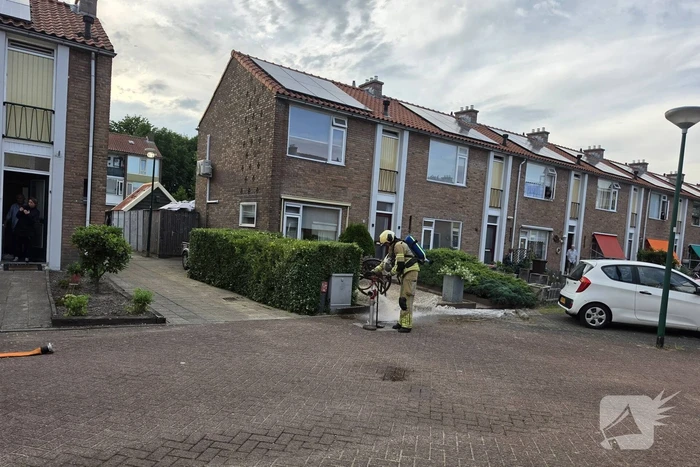 Flinke rookontwikkeling bij containerbrand achter woning