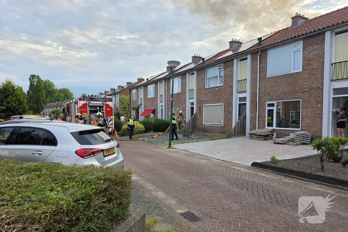 Flinke rookontwikkeling bij containerbrand achter woning