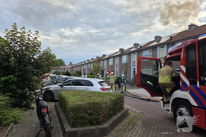 Flinke rookontwikkeling bij containerbrand achter woning