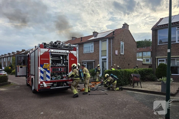 Flinke rookontwikkeling bij containerbrand achter woning
