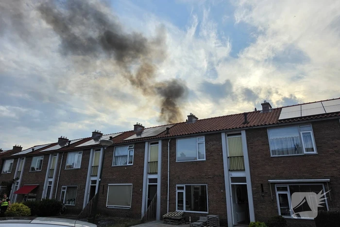 Flinke rookontwikkeling bij containerbrand achter woning
