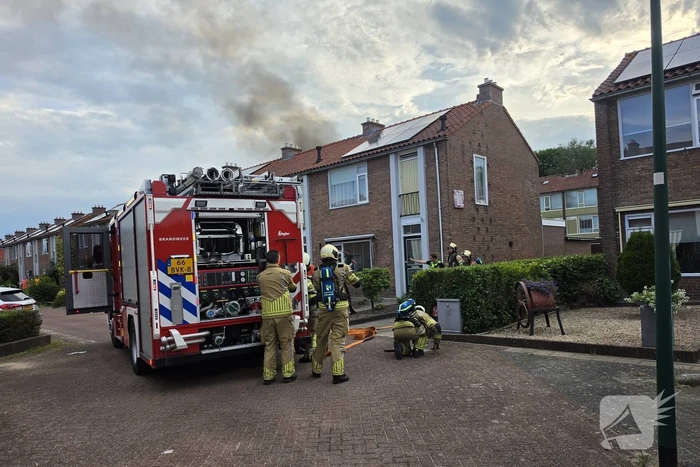 Flinke rookontwikkeling bij containerbrand achter woning