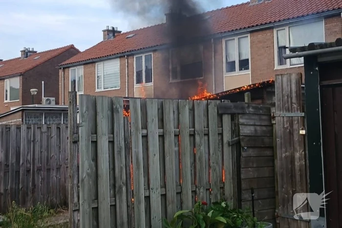 Flinke rookontwikkeling bij containerbrand achter woning