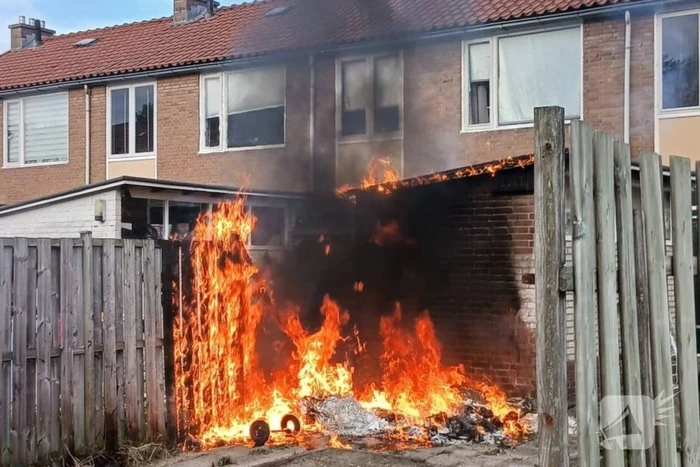 Flinke rookontwikkeling bij containerbrand achter woning