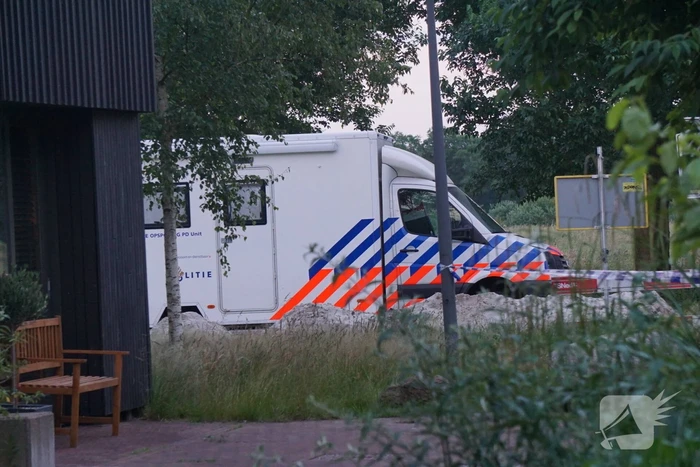 Minderjarige aangehouden na aantreffen twee doden (53) in woning