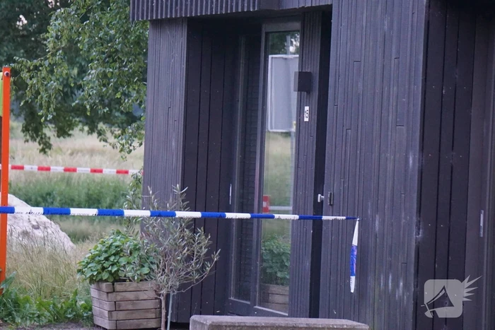 Minderjarige aangehouden na aantreffen twee doden (53) in woning