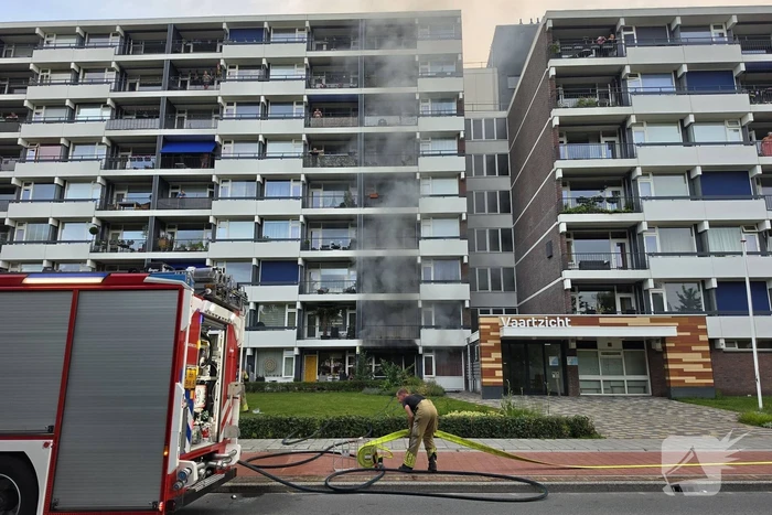 Brandweer in actie bij woningbrand