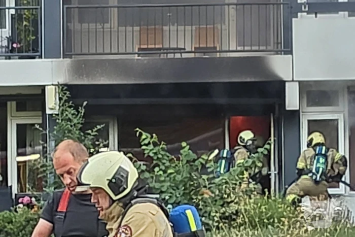 Brandweer in actie bij woningbrand