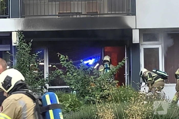 Brandweer in actie bij woningbrand