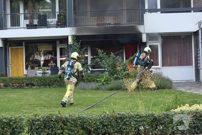 Brandweer in actie bij woningbrand