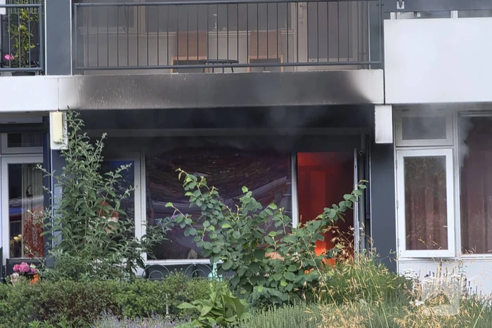 Brandweer in actie bij woningbrand