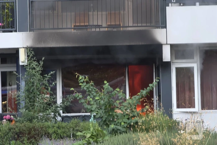 Brandweer in actie bij woningbrand