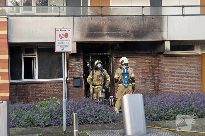 Brandweer in actie bij woningbrand