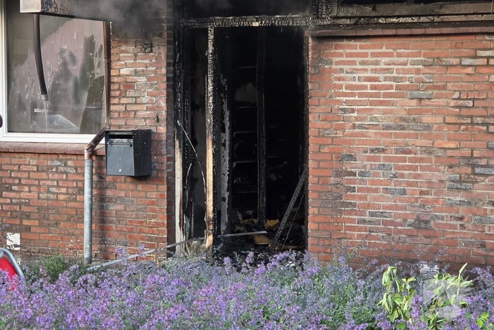 Brandweer in actie bij woningbrand