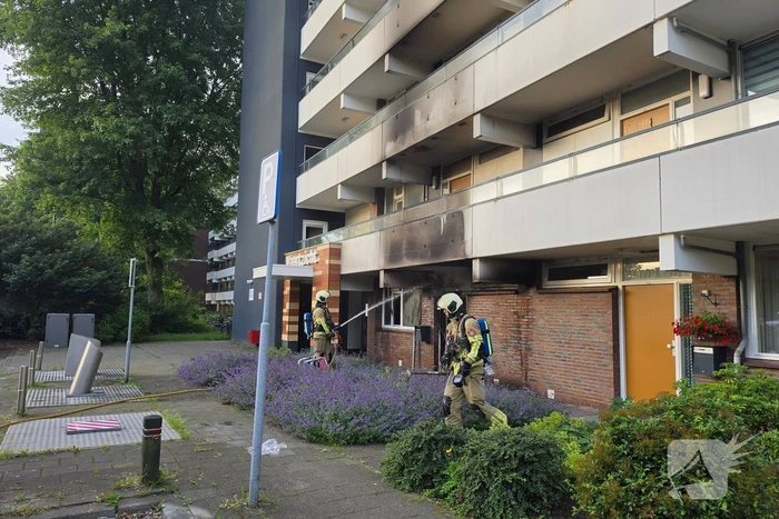 Brandweer in actie bij woningbrand