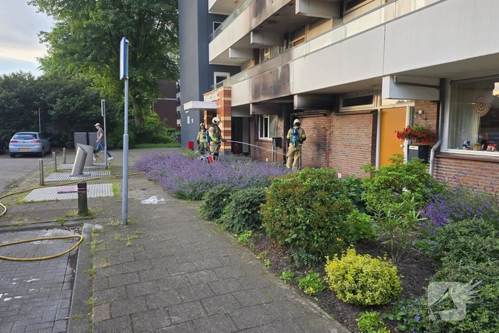 Brandweer in actie bij woningbrand