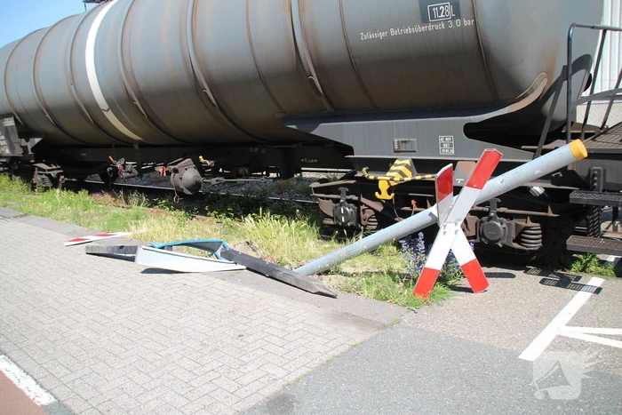 Vrachtwagen raakt spoorwegovergang, trein staat stil