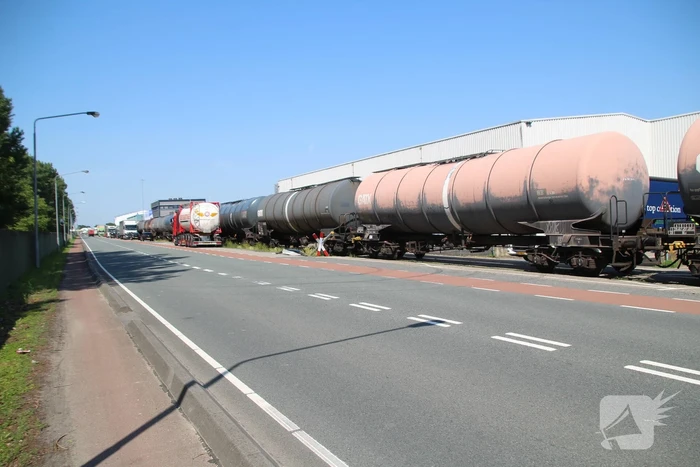 Vrachtwagen raakt spoorwegovergang, trein staat stil