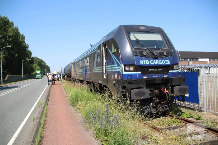 Vrachtwagen raakt spoorwegovergang, trein staat stil