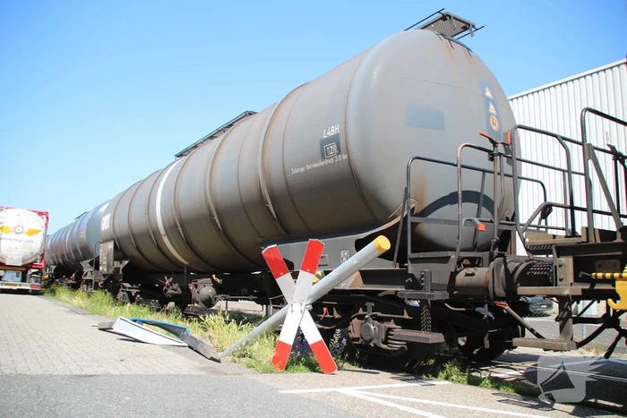 Vrachtwagen raakt spoorwegovergang, trein staat stil
