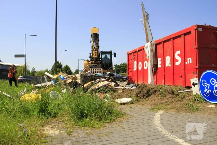 Vrachtwagen verliest vuilcontainer op drukke weg