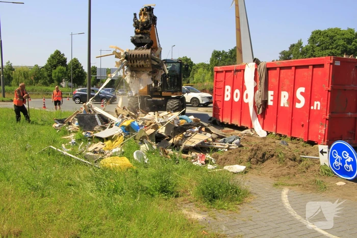 Vrachtwagen verliest vuilcontainer op drukke weg