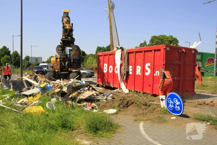 Vrachtwagen verliest vuilcontainer op drukke weg