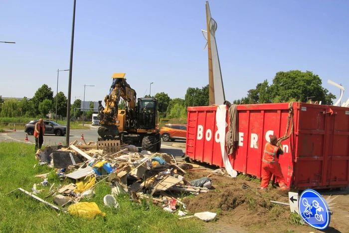 Vrachtwagen verliest vuilcontainer op drukke weg