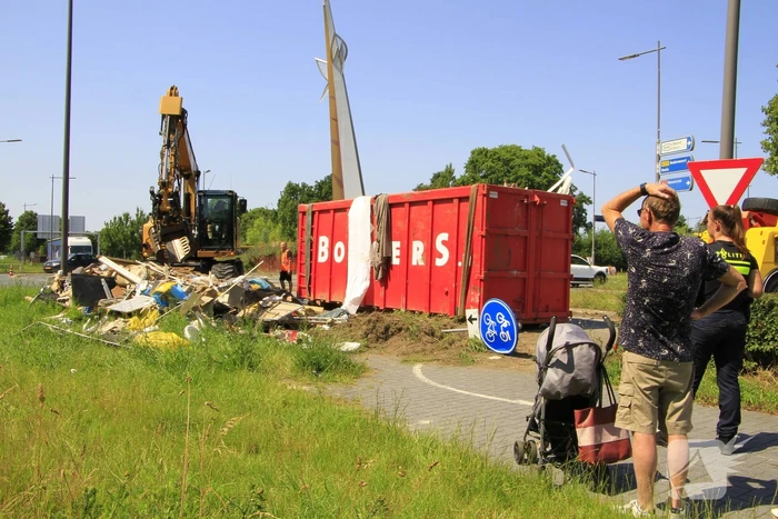 Vrachtwagen verliest vuilcontainer op drukke weg