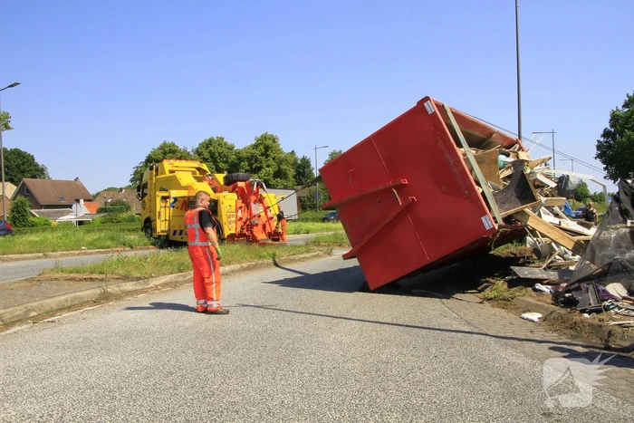 Vrachtwagen verliest vuilcontainer op drukke weg