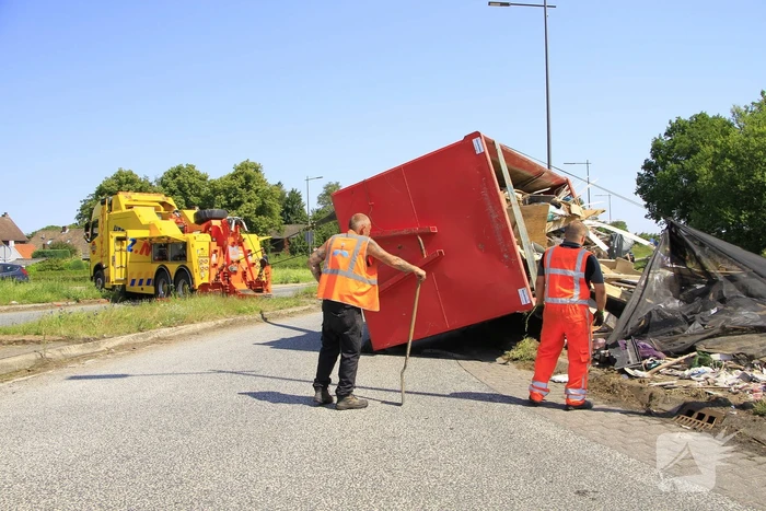 Vrachtwagen verliest vuilcontainer op drukke weg