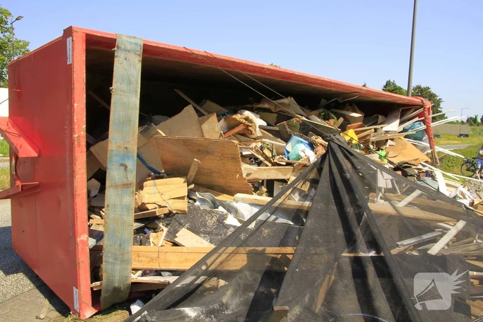 Vrachtwagen verliest vuilcontainer op drukke weg