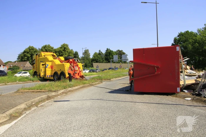 Vrachtwagen verliest vuilcontainer op drukke weg