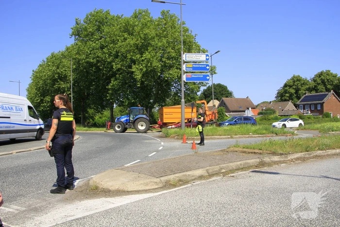 Vrachtwagen verliest vuilcontainer op drukke weg