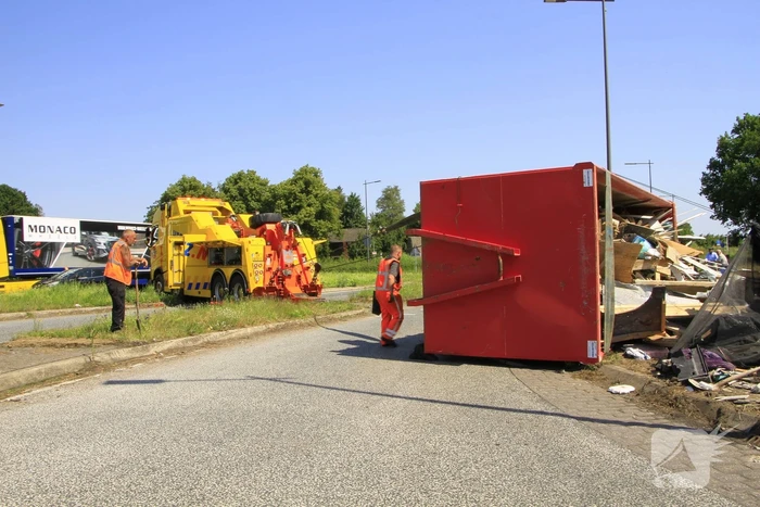 Vrachtwagen verliest vuilcontainer op drukke weg