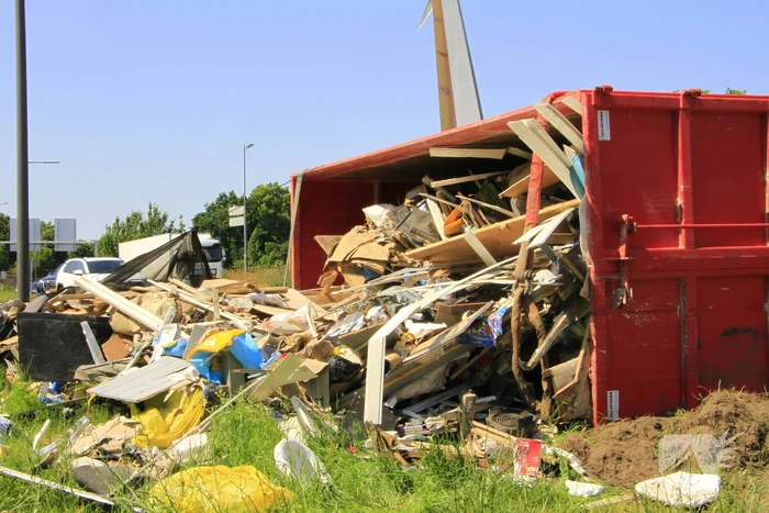 Vrachtwagen verliest vuilcontainer op drukke weg