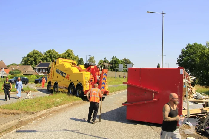 Vrachtwagen verliest vuilcontainer op drukke weg